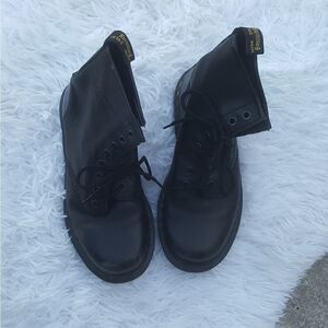 Dr. Martens Combat Boots Vintage 1460 8 Eye Black Leather Unisex Sz 6 FIT BIGGER